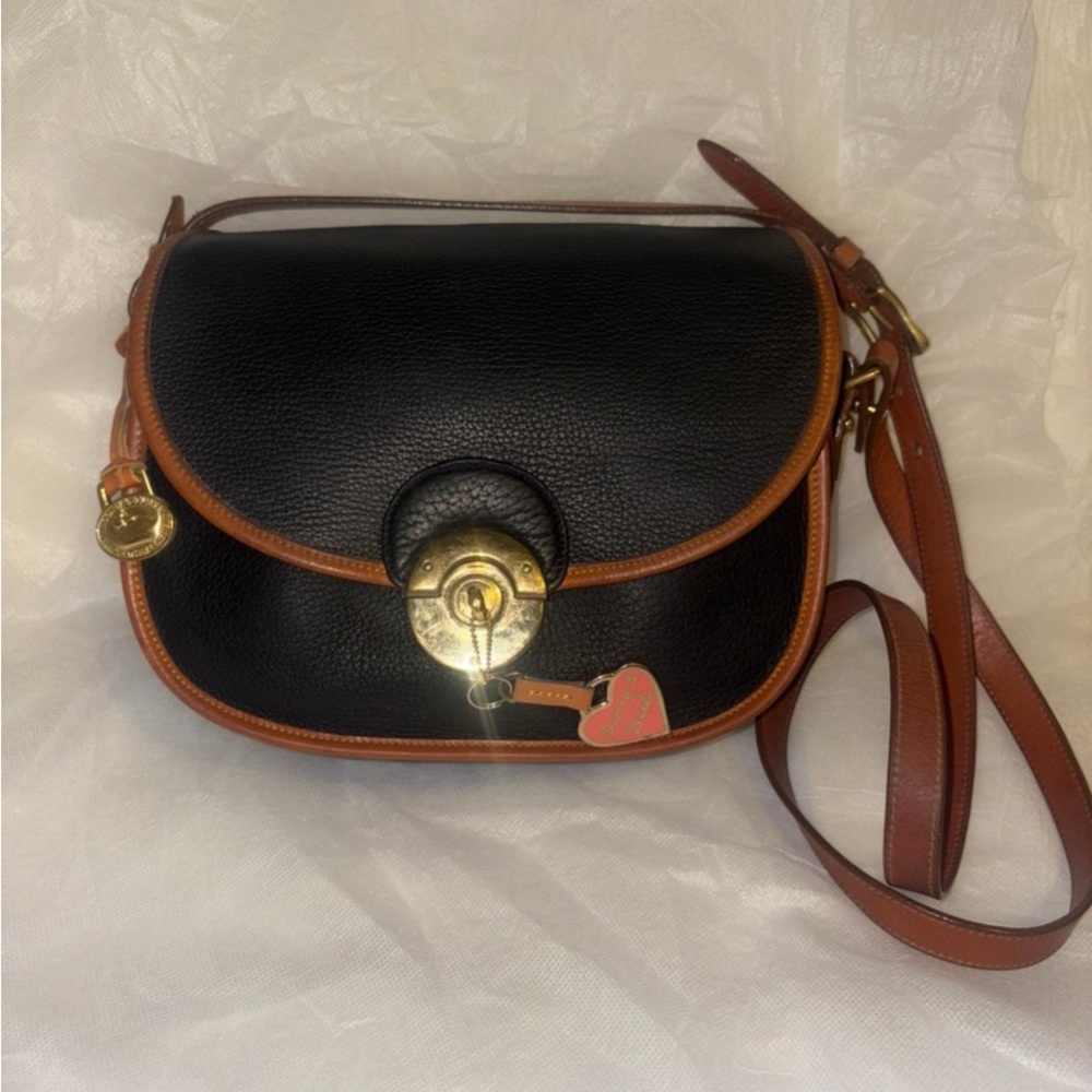 ”Dooney & Bourke” Black Vintage “AWL Locking XBody Purse” w/Heart Keychain